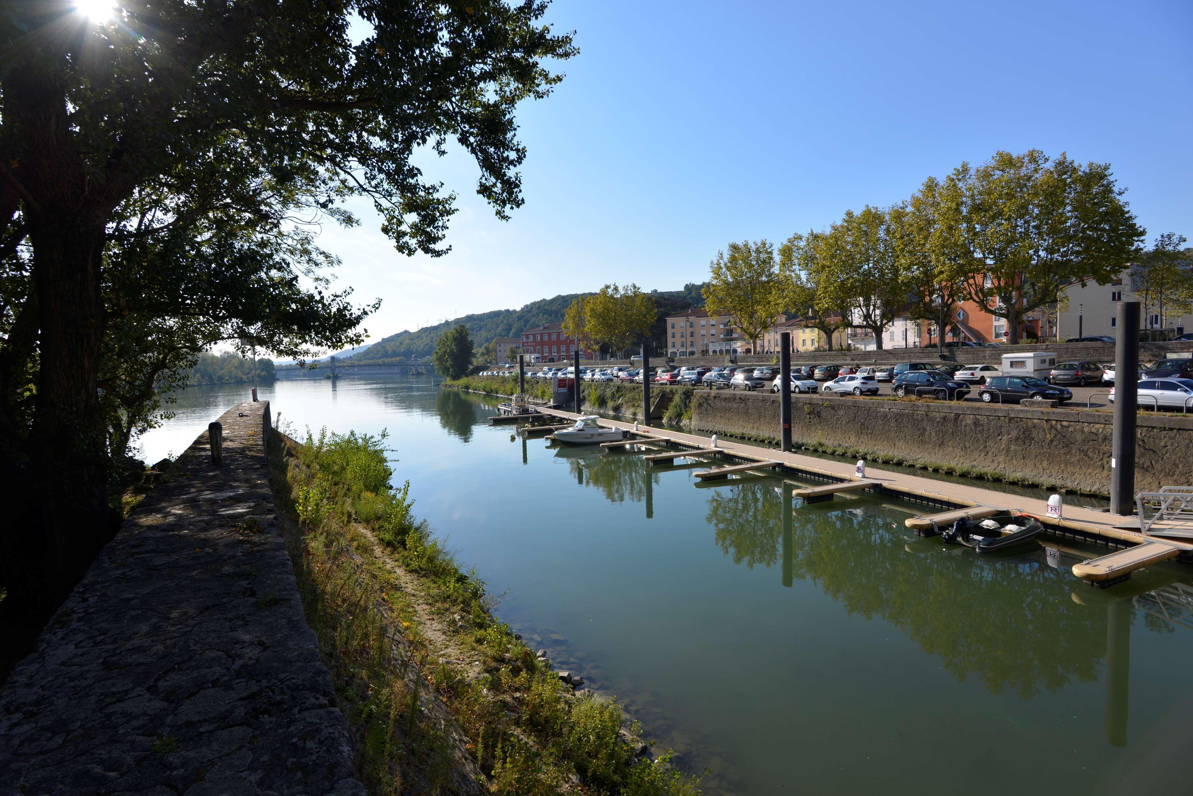 Kyriad Hotel Lyon Givors Bagian luar foto